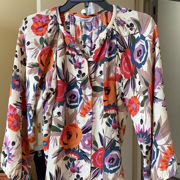 Tucker Tops - Beautiful Silk Top by Tucker 💖💛❤️